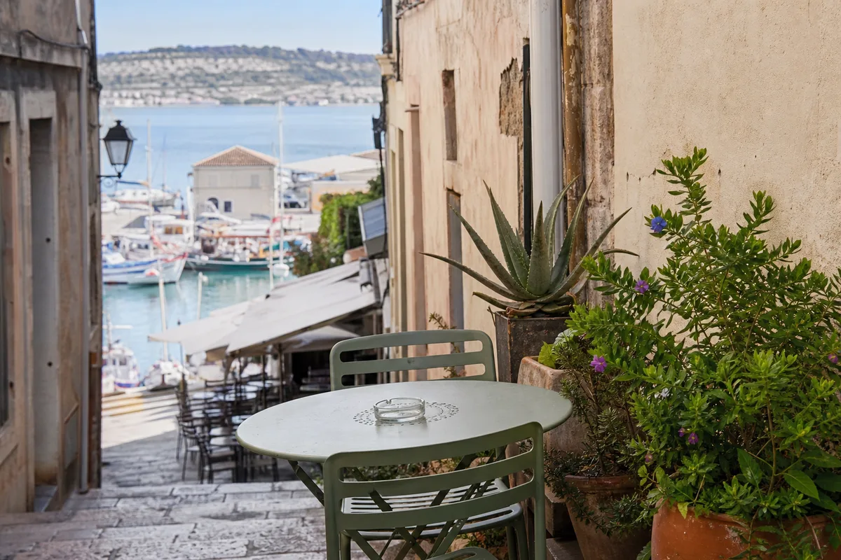 Ruelle en pente du Quartier Haut de Sète avec une petite terrasse
